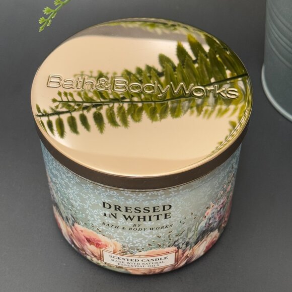 BBW Dressed In White Bath & Body Works 3 Wick Candle - Picture 4 of 10